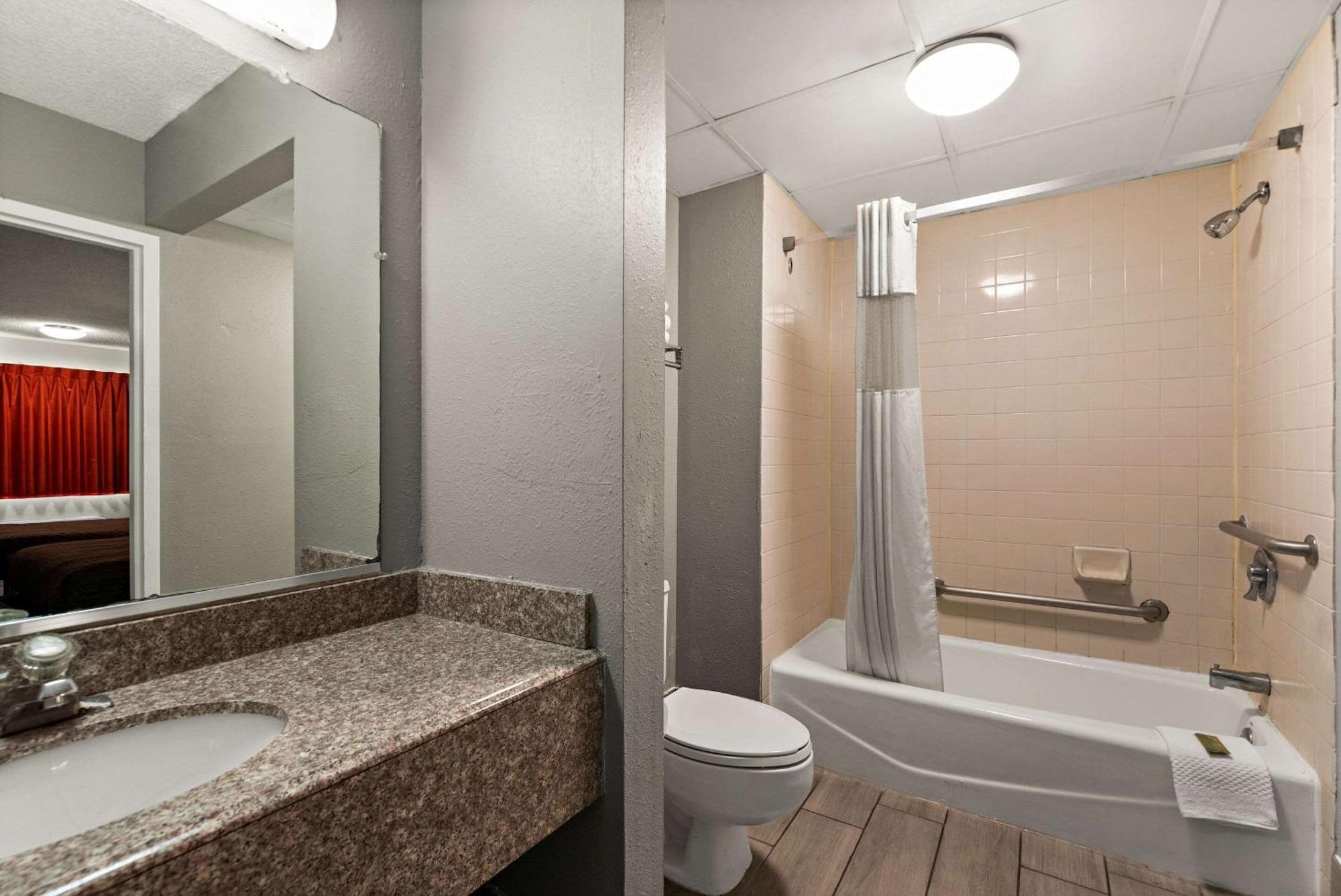 Rodeway Inn Brooklawn Екстер'єр фото