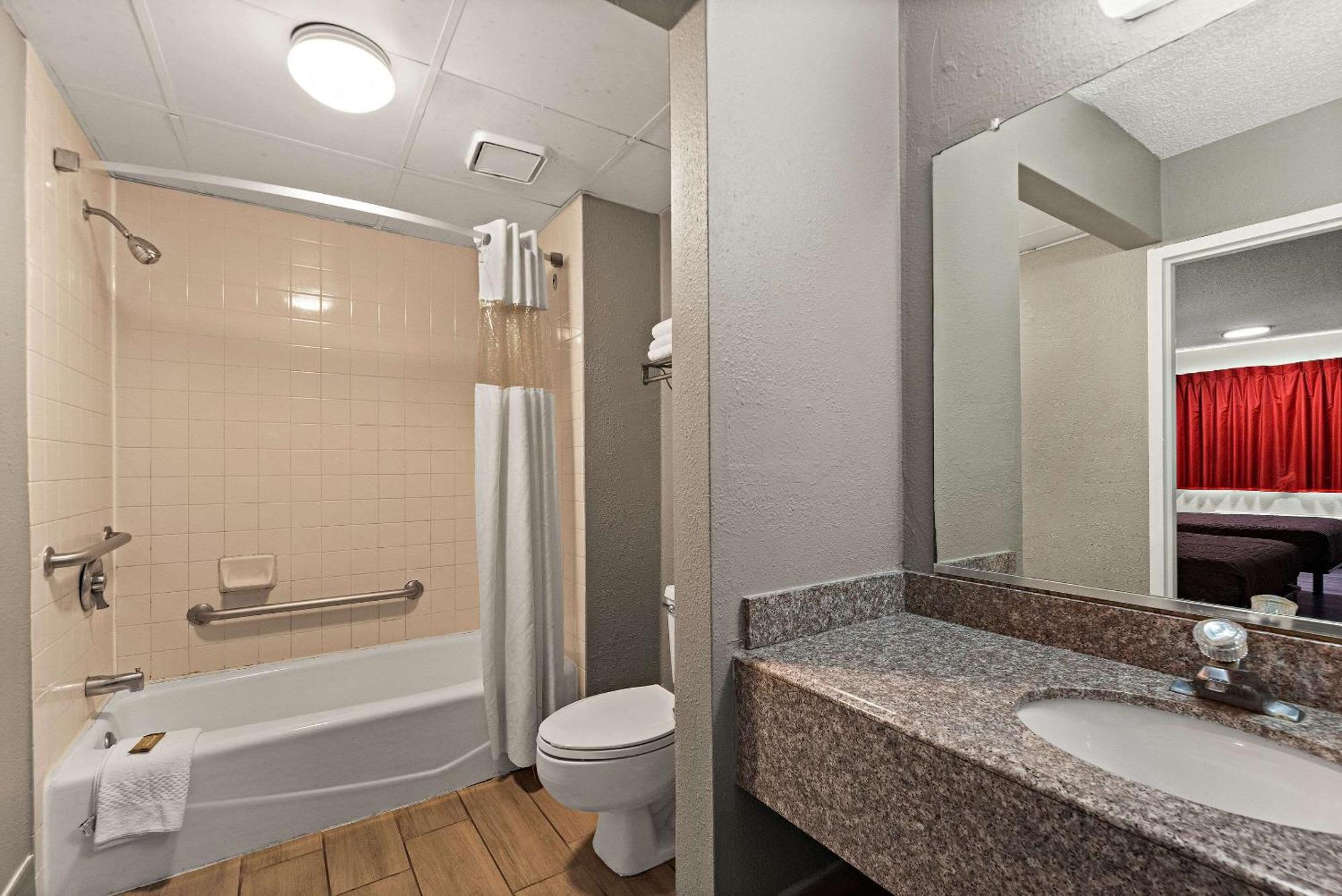 Rodeway Inn Brooklawn Екстер'єр фото