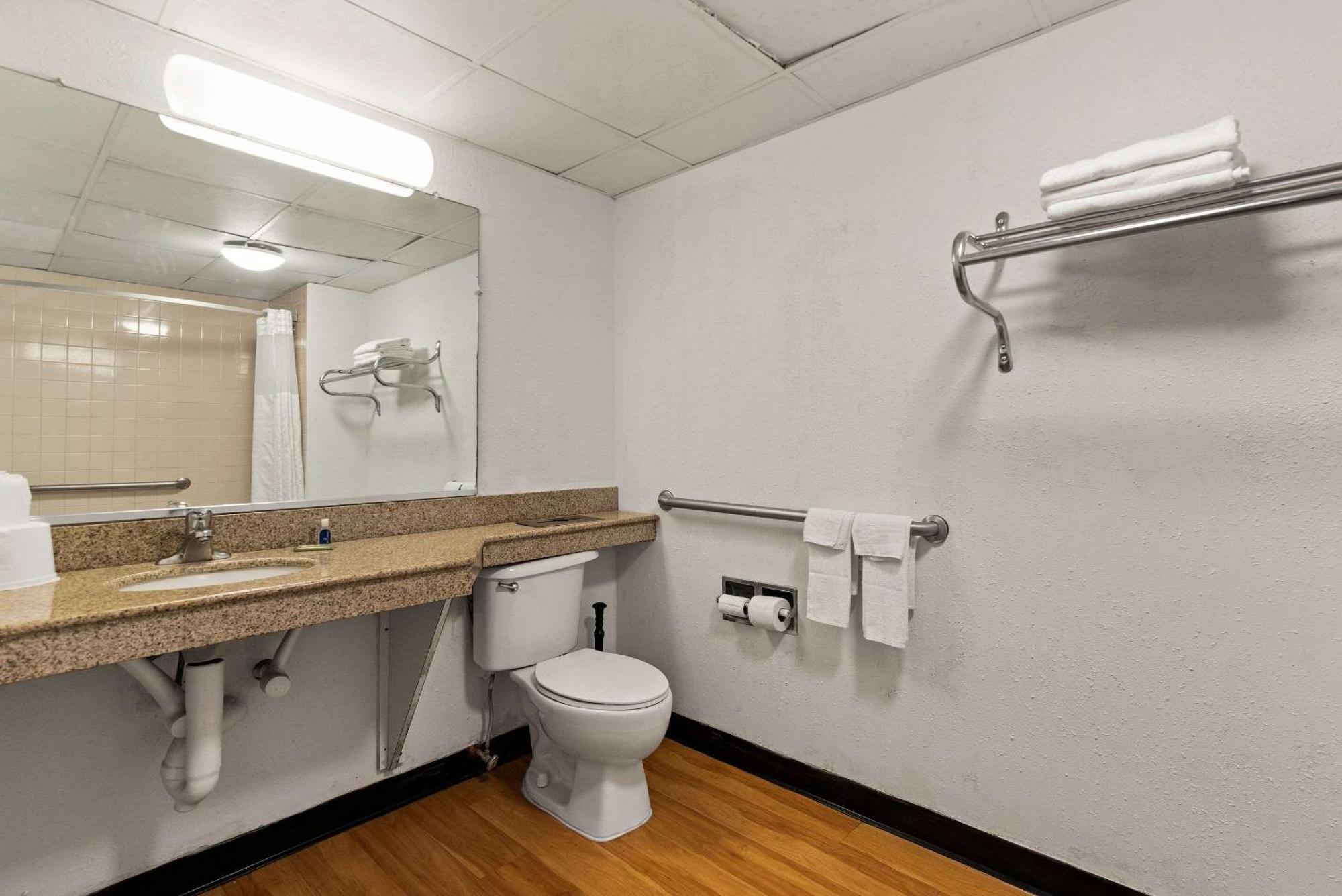 Rodeway Inn Brooklawn Екстер'єр фото