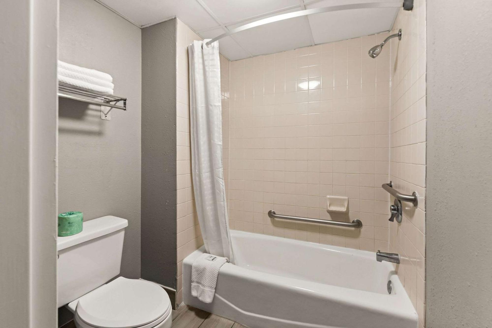 Rodeway Inn Brooklawn Екстер'єр фото